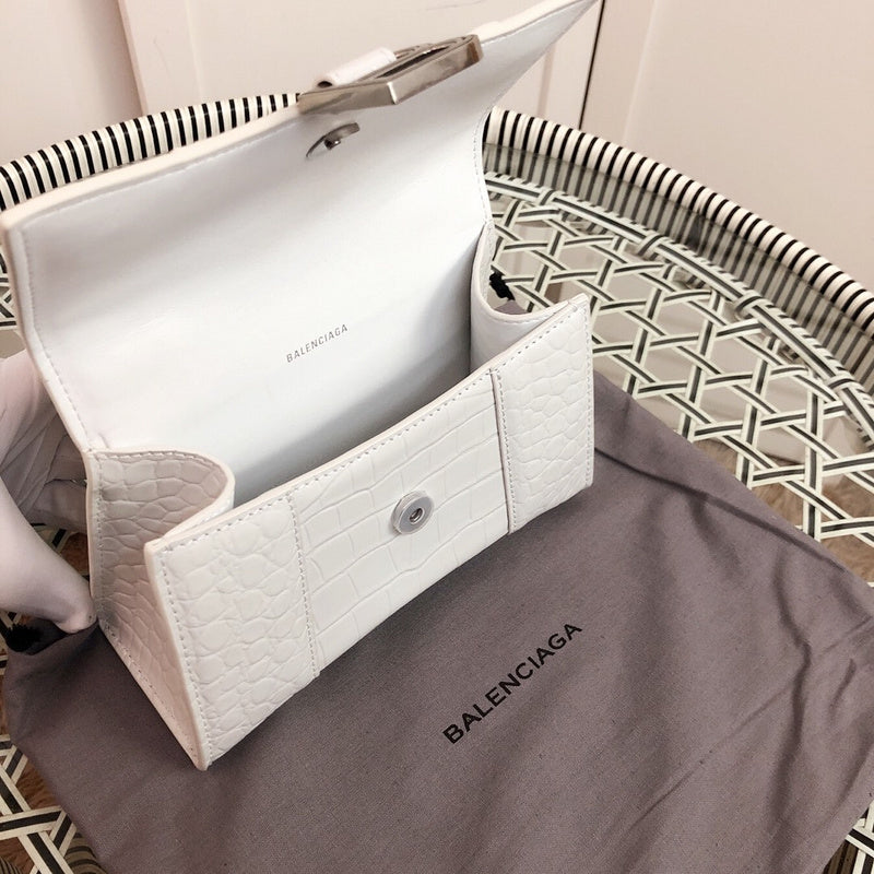 Front view of everyday-luxe premium women's handbag – women's premium purse