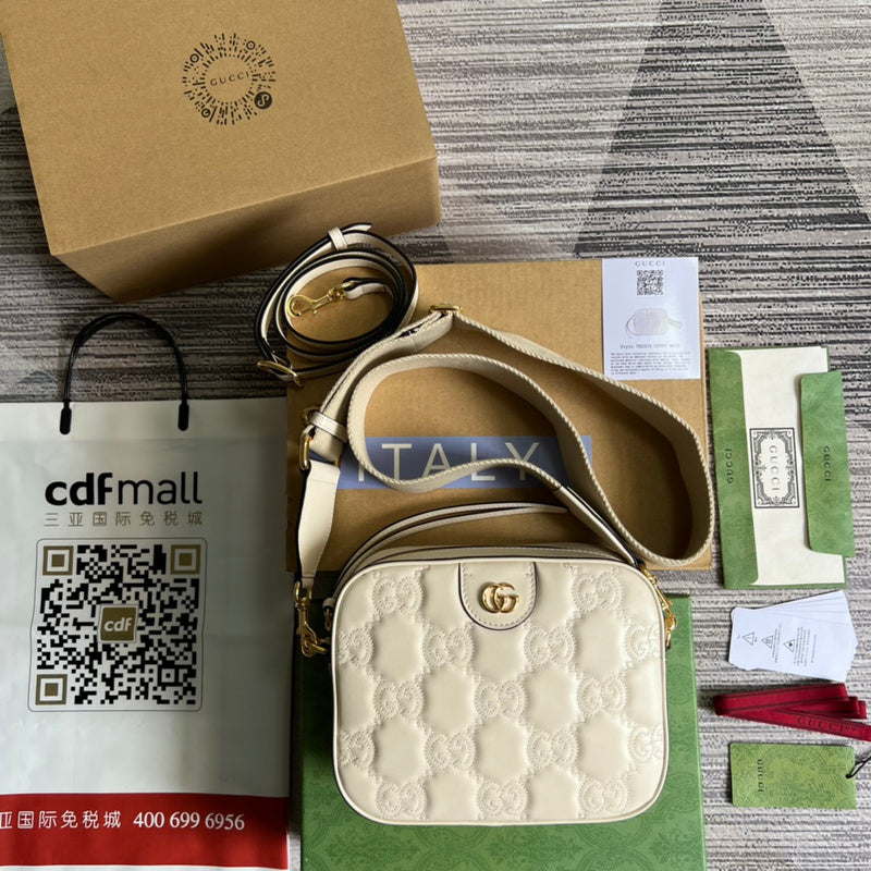 Side profile of statement modern women's handbag – women's luxury accessory