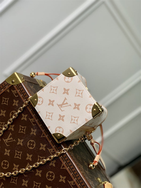  handbag close-up of hardware and finish