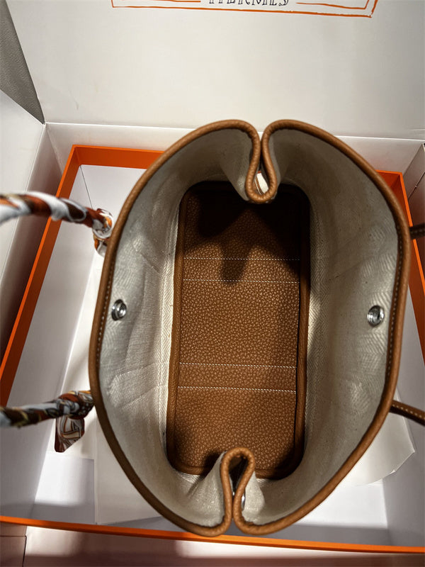  Effortless tote bag carried on shoulder