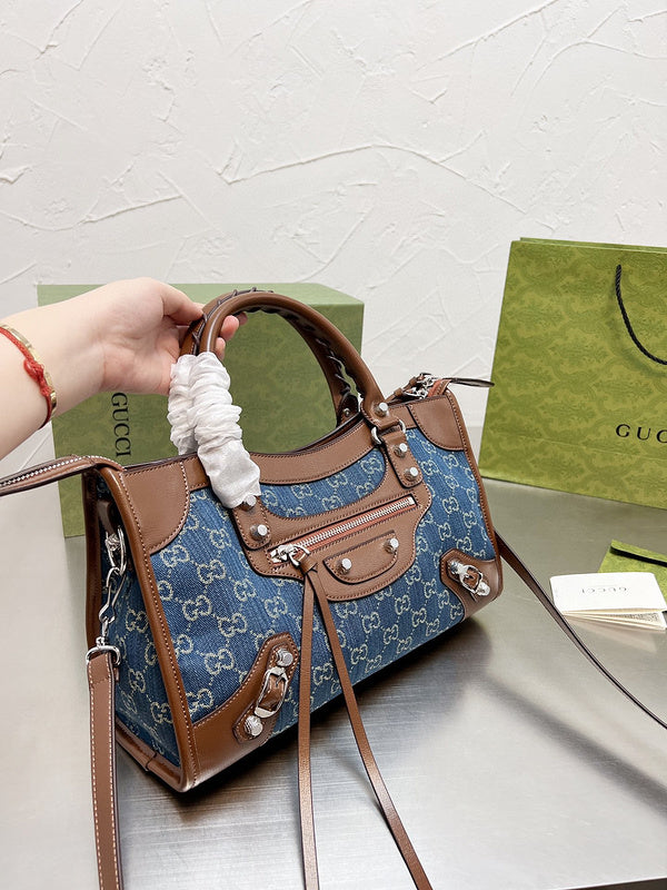 Ziva's Charm handbag – close-up view (one versatile size)