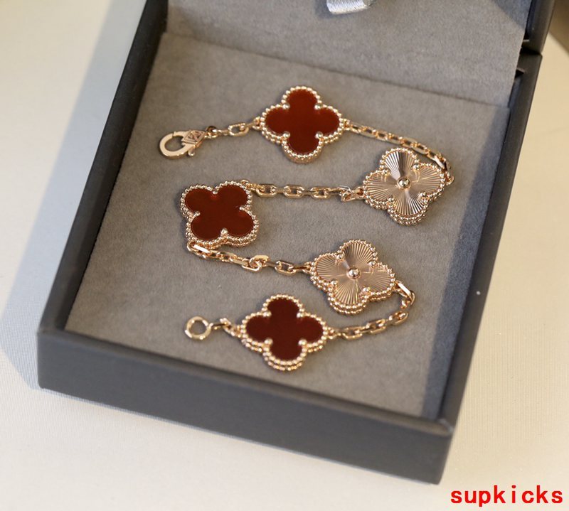 Side view of Van Cleef & Arpels unisex jewelry piece