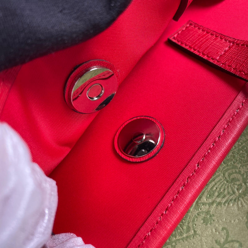 Side profile of everyday-luxe premium women's handbag – women's luxury accessory