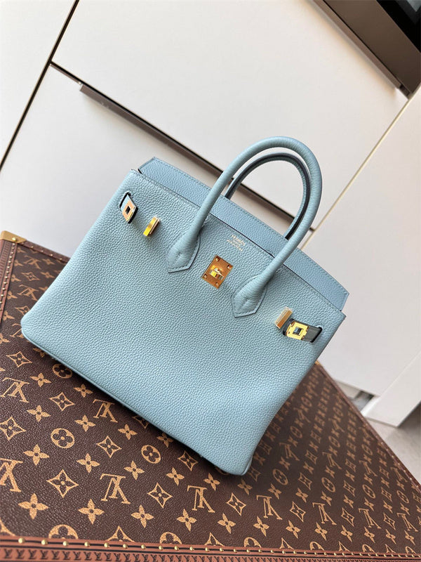  modern shoulder bag styled with outfit 24