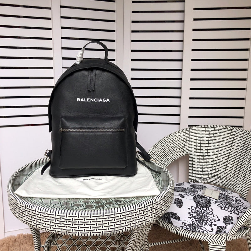 Side profile of classic chic women's handbag – women's everyday handbag