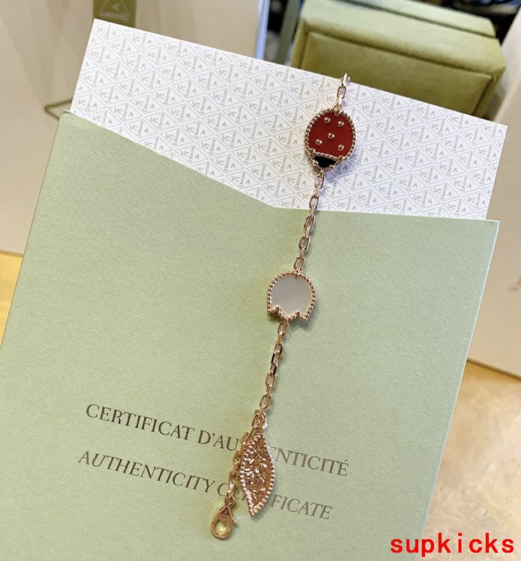 Full view of Van Cleef & Arpels unisex jewelry piece