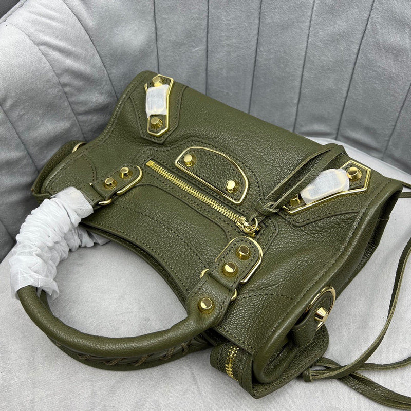 Zivas Charm Modern Minimalist Look Statement Handbag (Refined Practical Design) – Styled Look