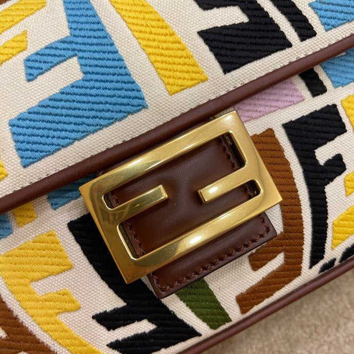 Ziva's Charm handbag – detail view (26cm*13cm*6cm)