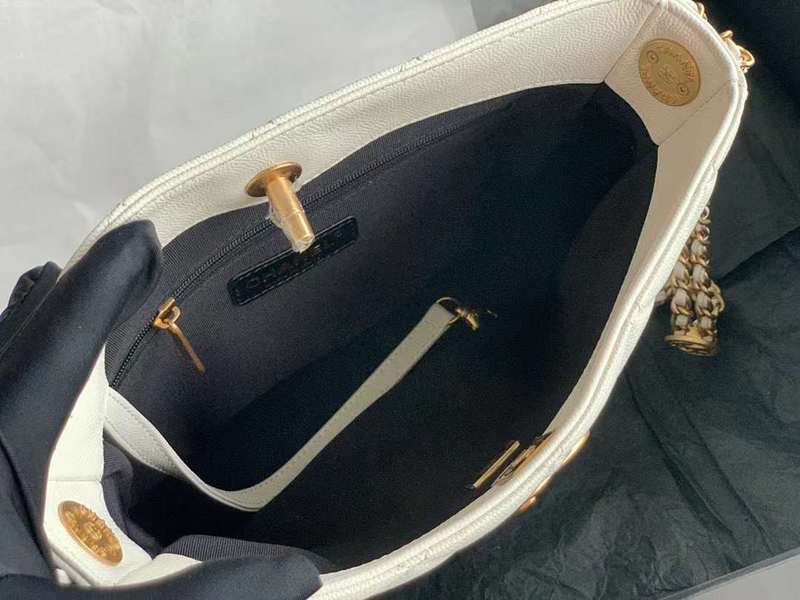 Zivas Charm Elevated Essentials Everyday Handbag (Statement-Ready Design) – Close-Up Detail