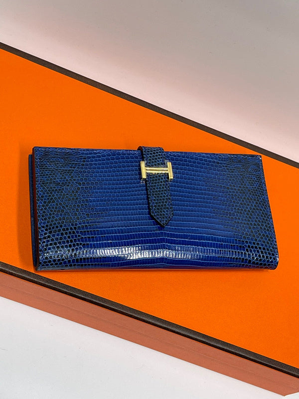 Interior view of effortless premium bag