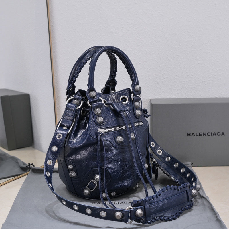 Zivas Charm Versatile Design Statement Handbag (Timeless Wardrobe Addition) – Detail View 2