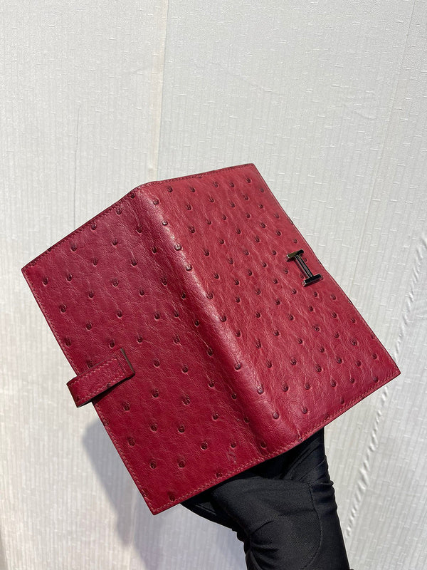 Contemporary handbag styled for everyday wear