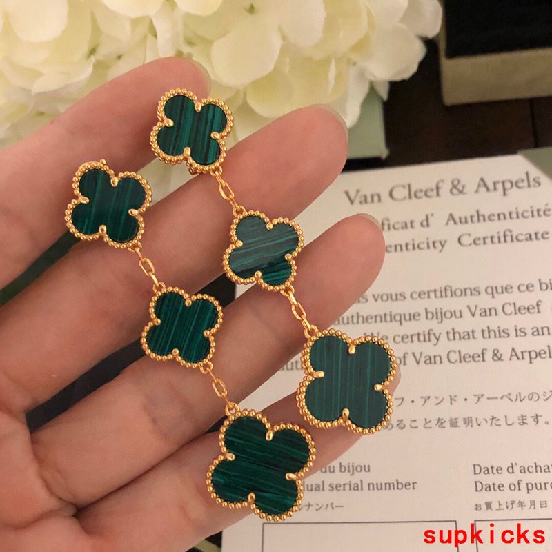 Full view of Van Cleef & Arpels unisex jewelry piece