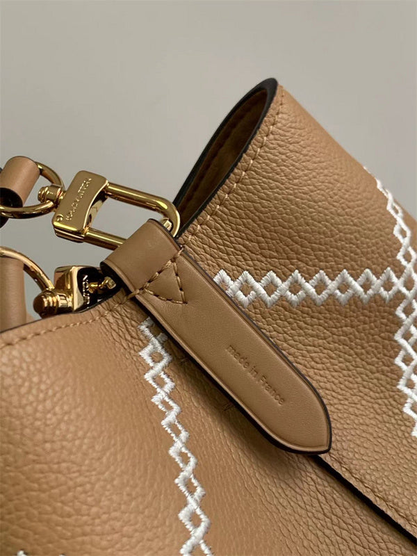  Minimalist handbag front view 7