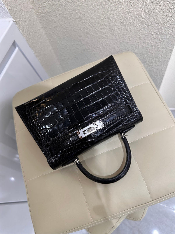  everyday bag interior and compartment view 21