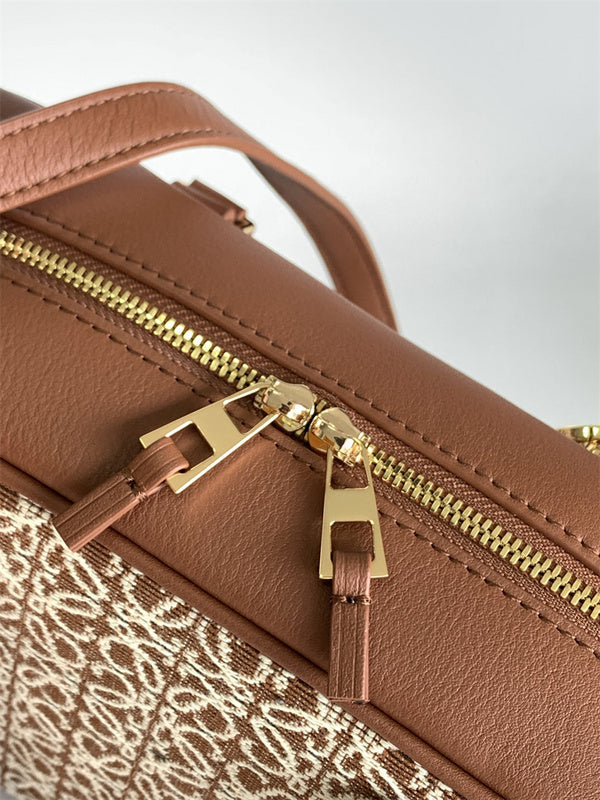  minimalist shopper bag detail view showing craftsmanship 8