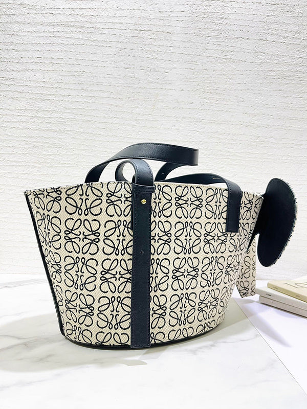 Ziva's Charm handbag – close-up view (40cm*18cm*23.5cm)