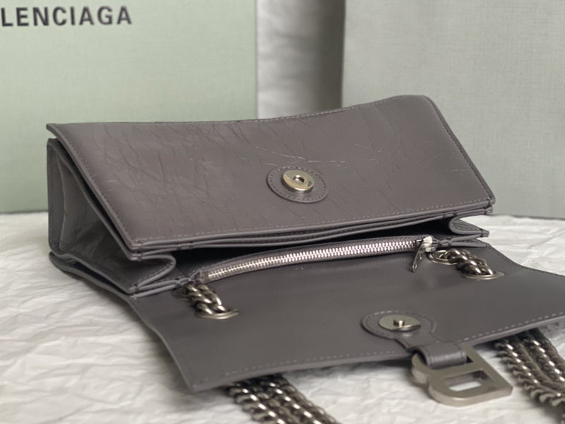 Zivas Charm Understated Luxury Statement Handbag (Versatile Style Statement) – Close-Up Detail
