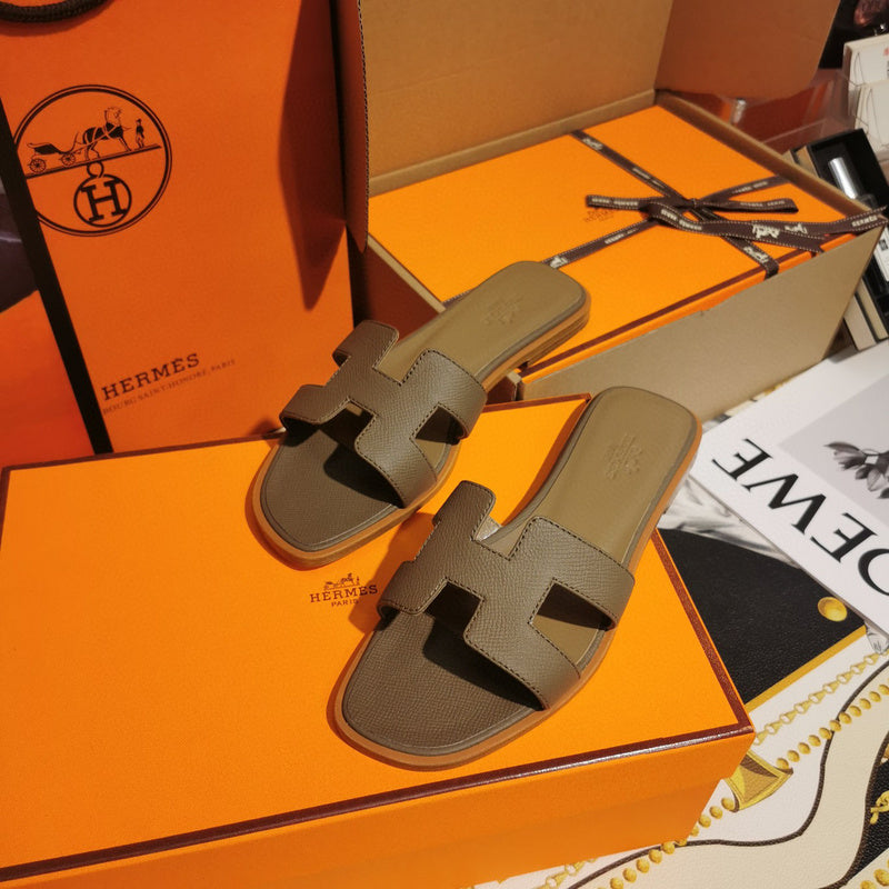Hermès Tan Block Heel Sandals - Toe Detail View