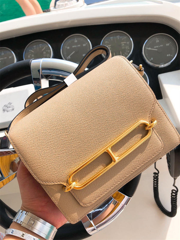  Refined shoulder bag front view