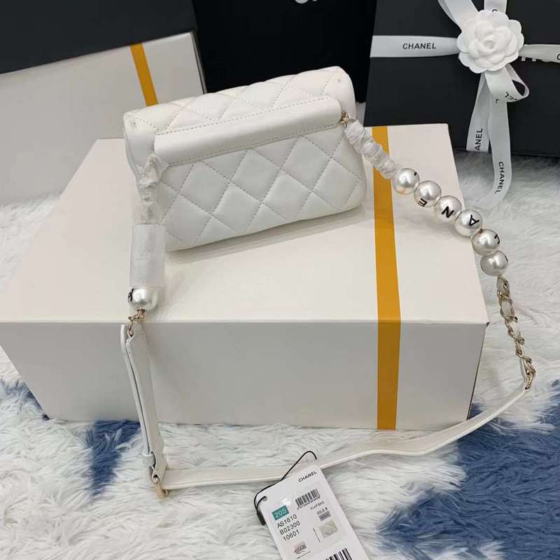 Zivas Charm Understated Luxury Designer Handbag (Refined Modern Silhouette) – Close-Up Detail