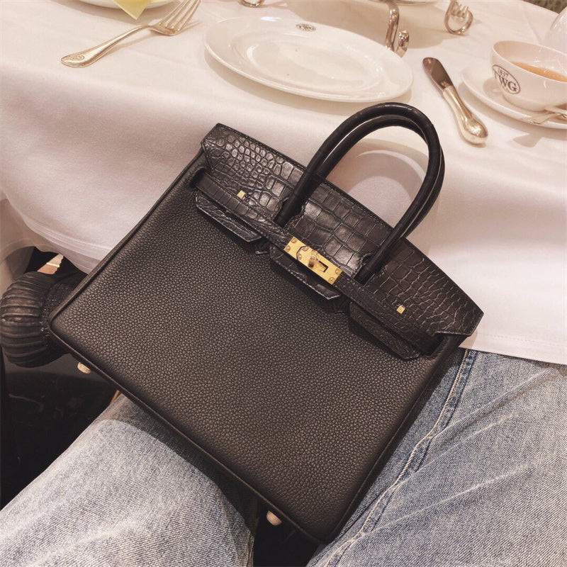  Chic shoulder bag front view