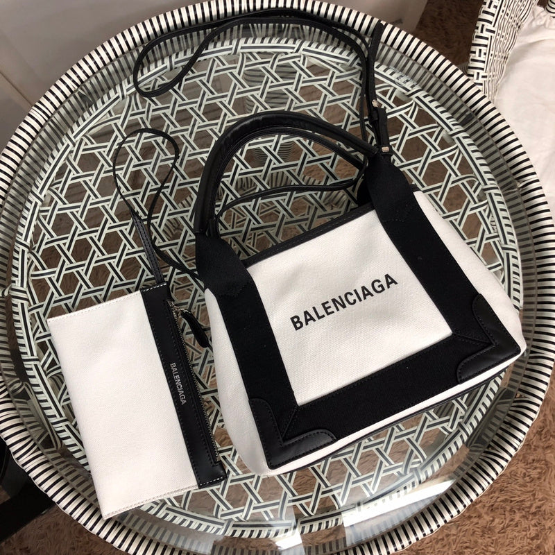 Front view of everyday-luxe modern women's handbag – women's designer-style accessory