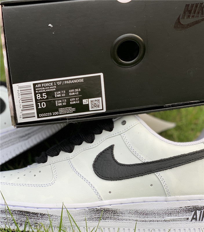 Nike Men's & Women's Luxury Fashion Trainers — Style 066 close-up view