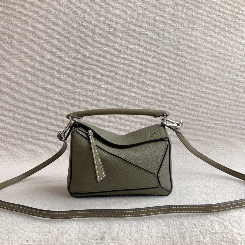 Ziva's Charm handbag – detail view (12.5cm*18cm*8cm)