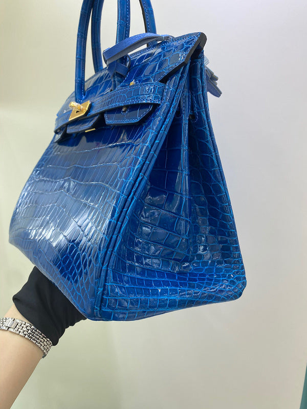 Effortless handbag styled for everyday wear