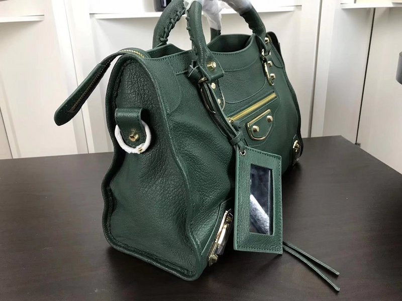 Handle and strap detail of premium signature women's handbag – women's everyday handbag
