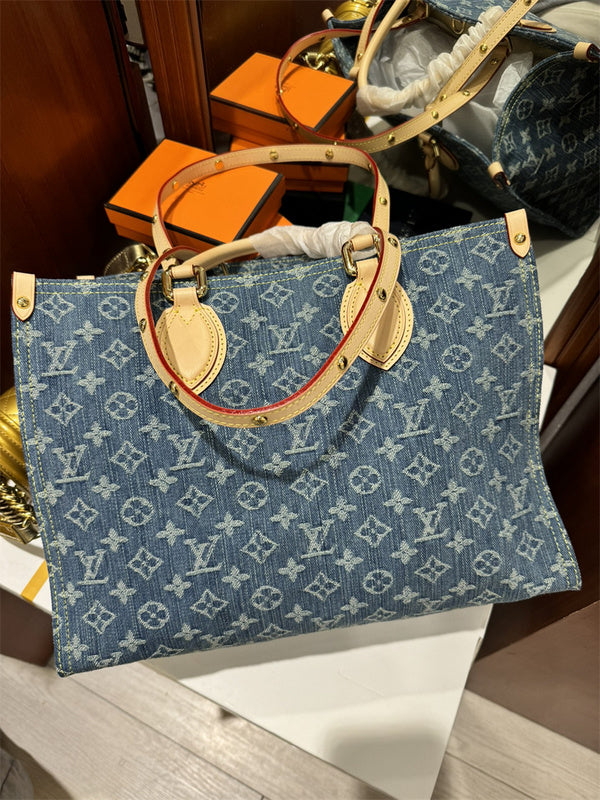  satchel interior and compartment view