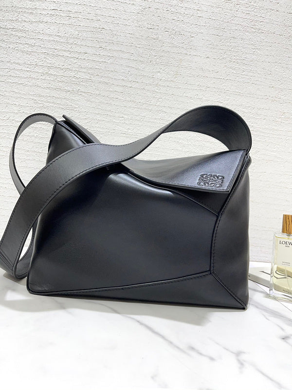 Ziva's Charm handbag – close-up view (33.5cm*16.5cm*24cm)