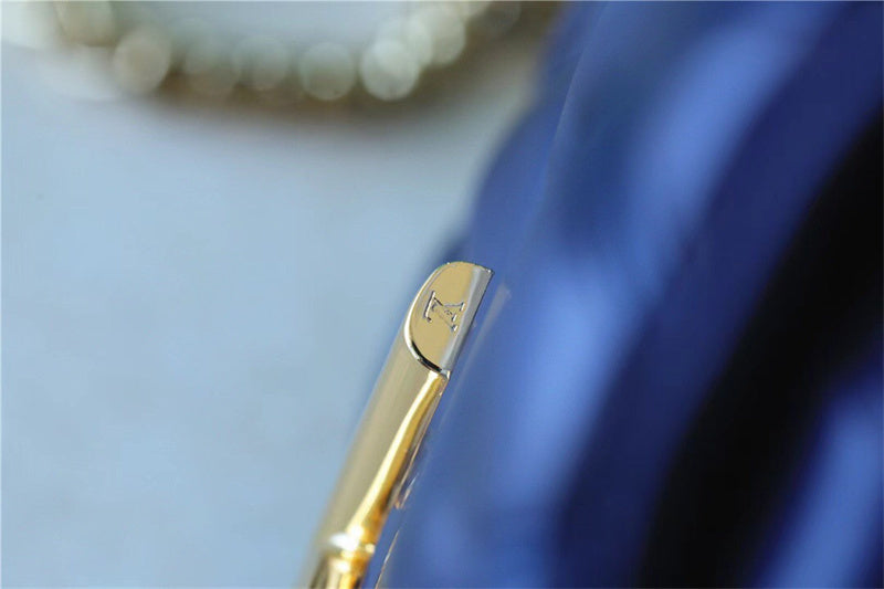  carryall bag close-up of hardware and finish 23