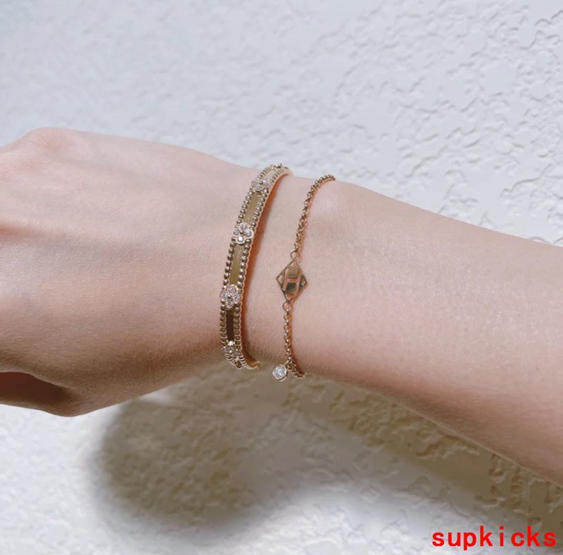 Full view of Van Cleef & Arpels unisex jewelry piece