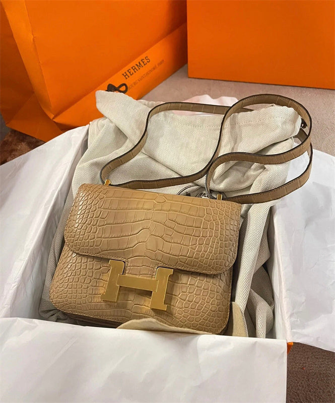 smart everyday bag styled with outfit 12