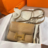  smart everyday bag styled with outfit 12