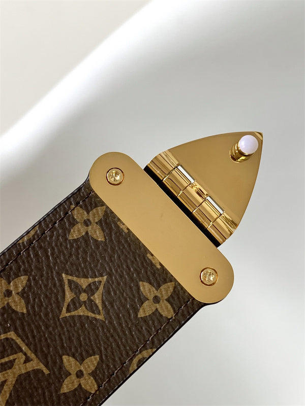  timeless everyday bag detail view showing craftsmanship 14