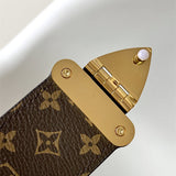  timeless everyday bag detail view showing craftsmanship 14