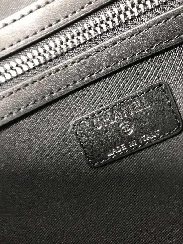 Zivas Charm Contemporary Flair Everyday Handbag (Contemporary Shape Language) – Detail View