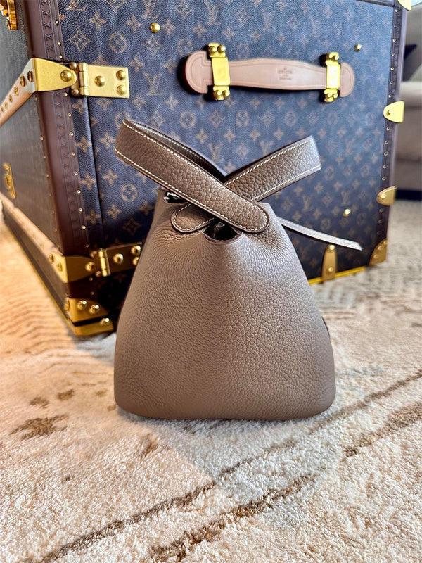  modern shoulder bag detail view showing craftsmanship 14