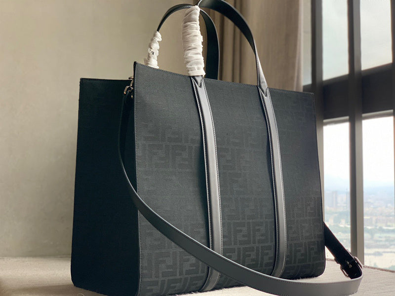 Ziva's Charm handbag – detail view (41cm*35cm*19cm)