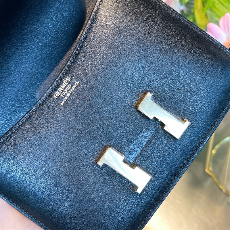  tote bag close-up of hardware and finish 11