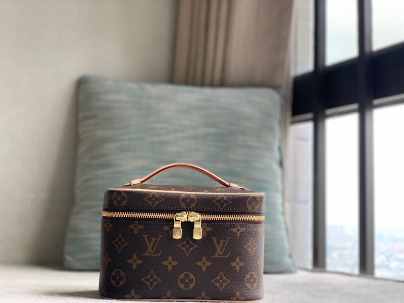  Sophisticated top-handle bag front view