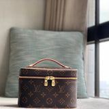  Sophisticated top-handle bag front view