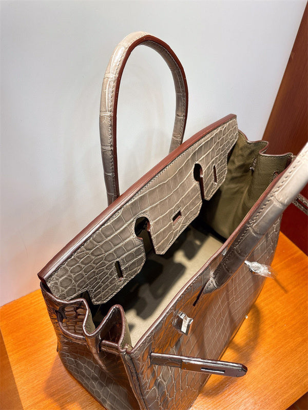  structured bag close-up of hardware and finish 11