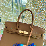 Effortless handbag styled for everyday wear