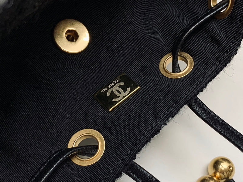 Zivas Charm Effortless Elegance Designer Handbag (Modern Wardrobe Staple) – Detail View