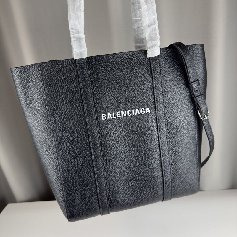 Zivas Charm Sleek Silhouette Statement Handbag (Elevated Daily Companion) – Interior View