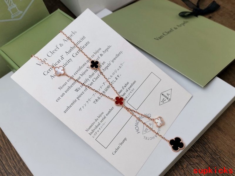 Angled view of Van Cleef & Arpels unisex jewelry piece
